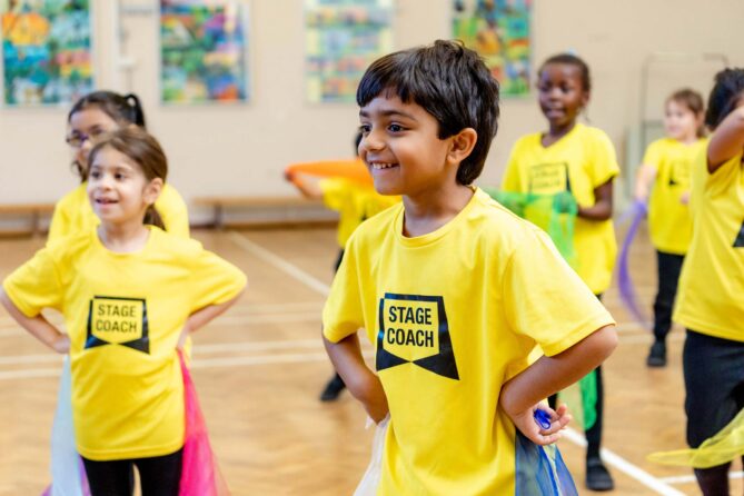 Darstellende Künste können die schulische Entwicklung von Kindern födern